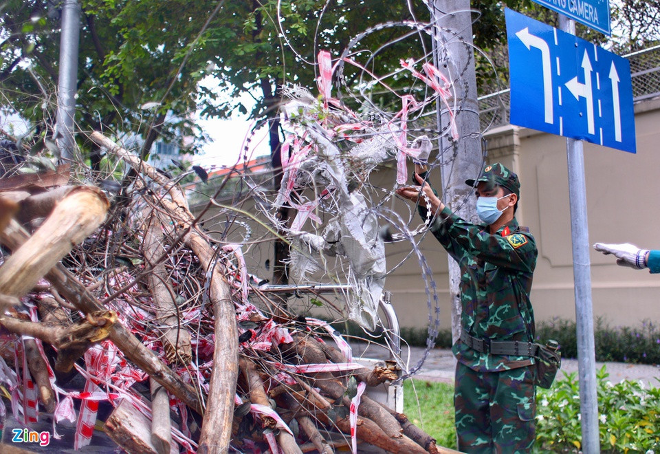 Lực lượng quân đội phối hợp với công an, dân phòng giúp cho công việc gỡ rào chắn nhanh chóng hơn. Ảnh trên đường Nguyễn Thị Minh Khai lúc 11h.