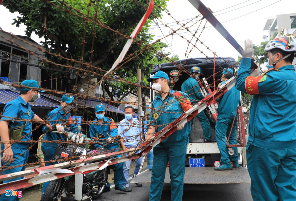 TP.HCM tiếp tục duy trì 12 chốt kiểm soát ra vào thành phố và 39 chốt tại địa bàn cửa ngõ giáp ranh với các tỉnh. Lực lượng chức năng tại các chốt kiểm soát tiếp tục kiểm tra xe và người bằng mã QR và công cụ nhận diện.