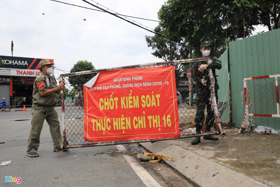 Gần 12h, chốt ở đường Phạm Văn Đồng đoạn qua trung tâm thương mại Giagamall được lực lượng chức năng thu dọn. Xe cộ lưu thông dễ dàng.