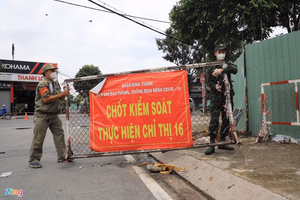 Gần 12h, chốt ở đường Phạm Văn Đồng đoạn qua trung tâm thương mại Giagamall được lực lượng chức năng thu dọn. Xe cộ lưu thông dễ dàng.