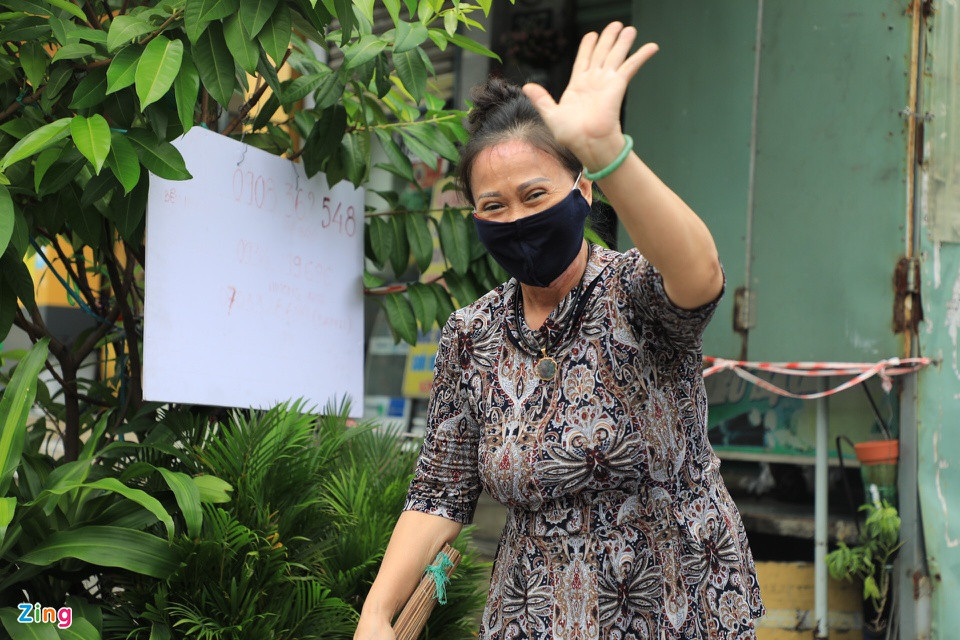 Khi thấy chốt kiểm soát hẻm 357 đường Đinh Bộ Lĩnh được bộ đội đến tháo dỡ, bà Oanh tỏ rõ sự vui mừng. Bà mong mọi sinh hoạt ở TP sẽ sớm trở lại bình thường.