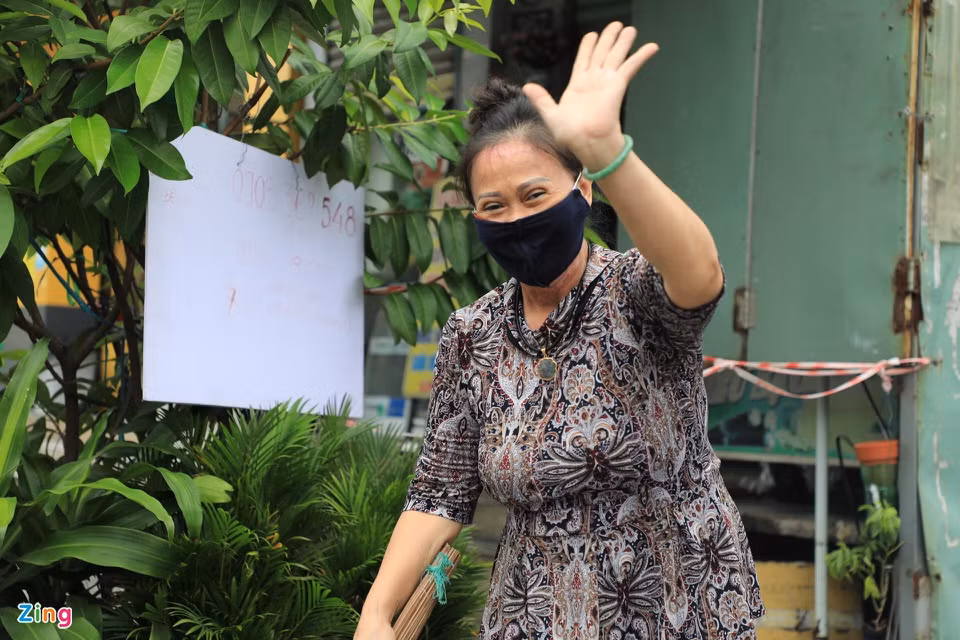 Khi thấy chốt kiểm soát hẻm 357 đường Đinh Bộ Lĩnh được bộ đội đến tháo dỡ, bà Oanh tỏ rõ sự vui mừng. Bà mong mọi sinh hoạt ở TP sẽ sớm trở lại bình thường.