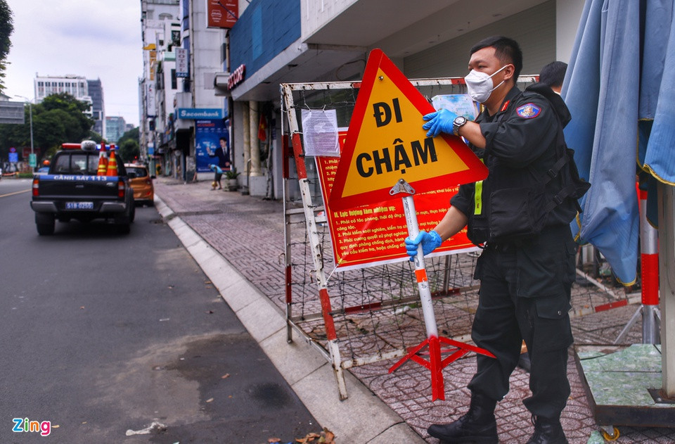 Theo chủ trương của TP.HCM, đến ngày 30/9, chốt phong tỏa ở các khu dân cư, trên các tuyến đường, hẻm được tháo dỡ để người dân dễ dàng đi lại. Trong ảnh là chốt kiểm soát trên đường Hai Bà Trưng, quận 1, được gỡ bỏ vào lúc 12h.