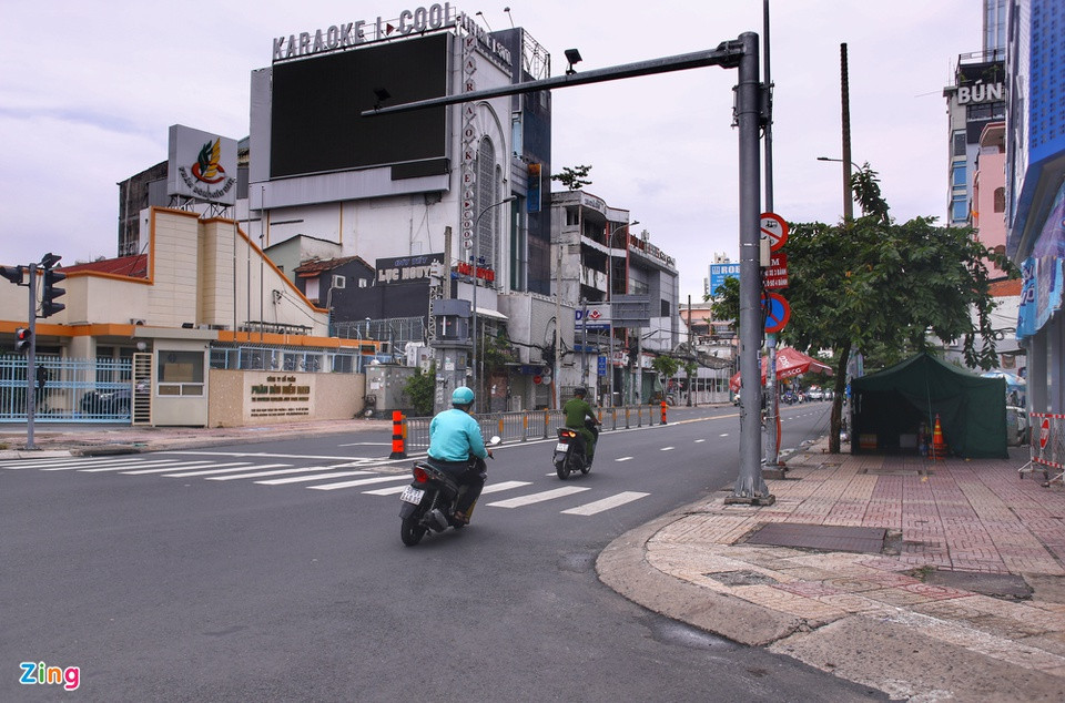 Đường Cách Mạng Tháng Tám, quận 3, thông thoáng sau khi được gỡ chốt.