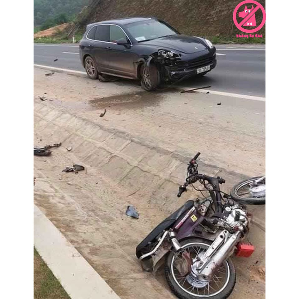 Không chỉ ngã đau đớn, 2 chàng thanh niên còn phải suy nghĩ việc đền bù cho chủ xế hộp.