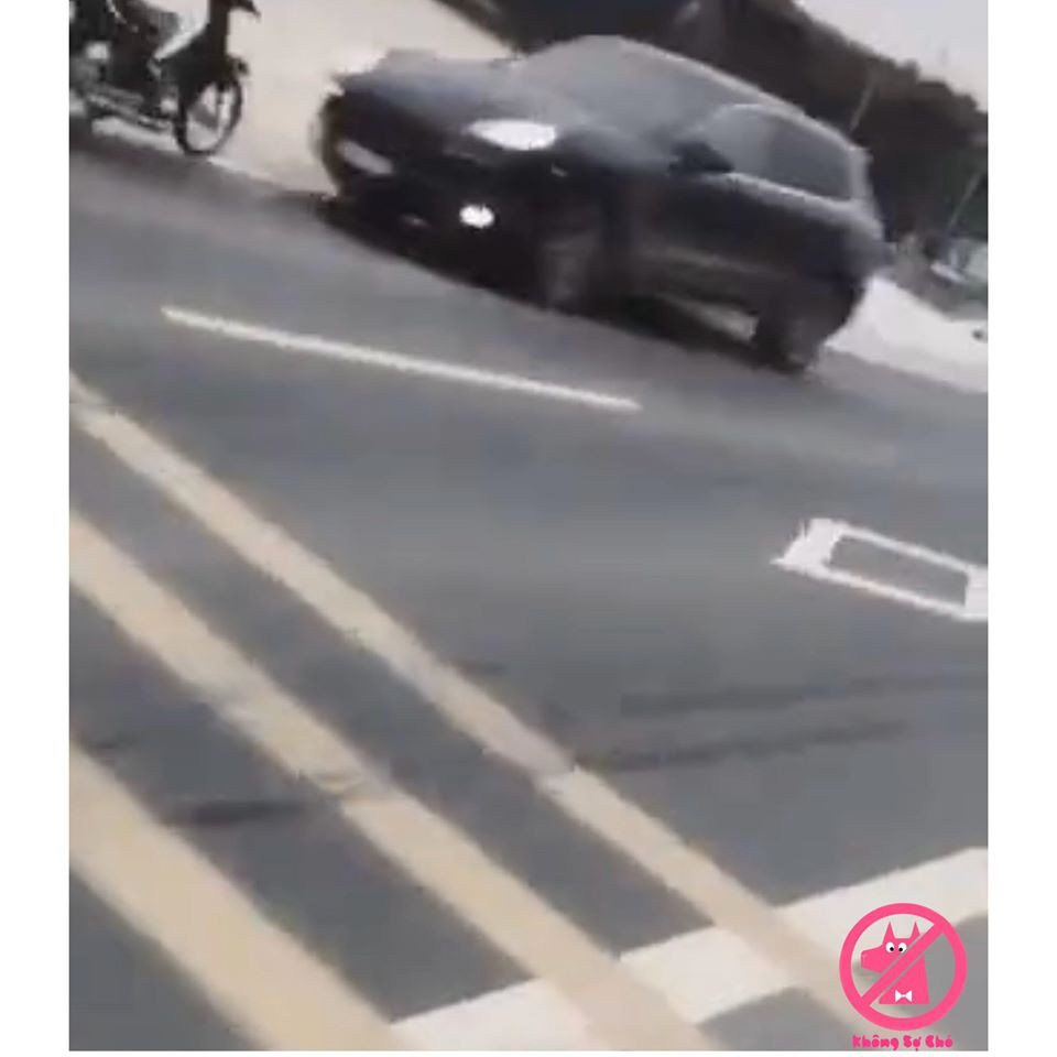 Tuy nhiên, không may phía đường ngược chiều, một chiếc xe ô tô thương hiệu sang xuất hiện và cái kết xảy ra.