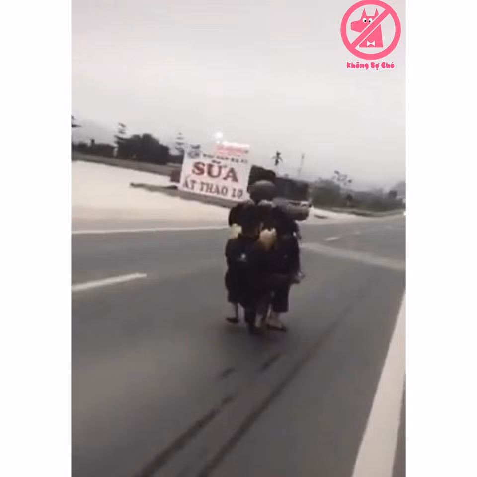 Mới đây trên diễn đàn OFFB, xuất hiện những hình ảnh một cặp nam thanh niên đèo nhau nhưng vẫn vô tư bốc đầu nhận cái kết khiến cộng đồng mạng chú ý.