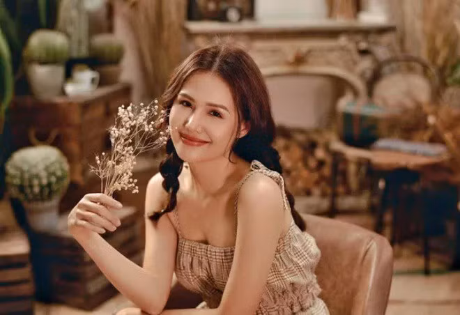 Sau khi kết hôn với chồng là Nguyễn Thành Nam - một doanh nhân cực thành đạt trong lĩnh vực du lịch, bất động sản ở Đà Nẵng, Phanh Lee khiến mọi người ngưỡng mộ với cuộc sống sang chảnh, hạnh phúc viên mãn.