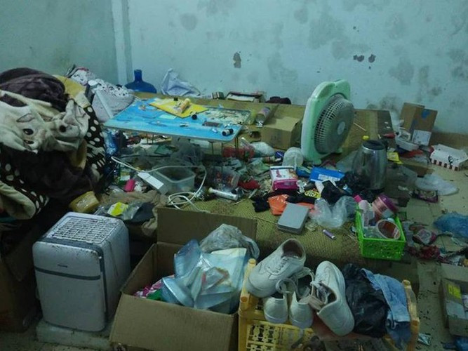 Không chỉ nền nhà, căn gác xép nhỏ cũng ngập ngụa rác.