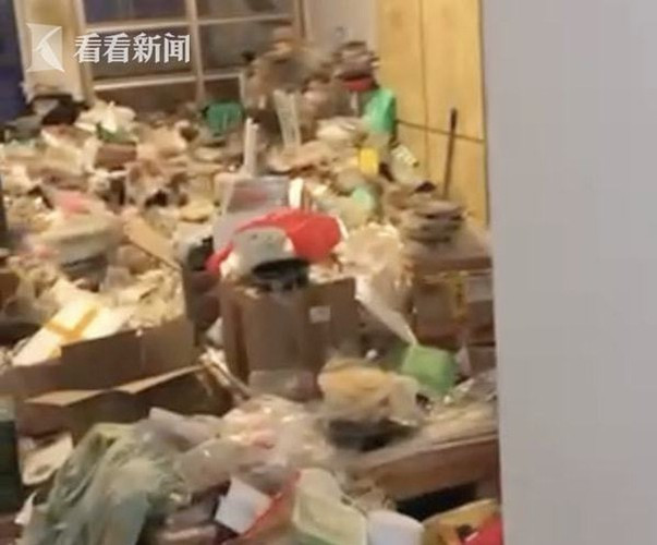 Theo đó, căn phòng như một bãi rác khổng lồ, từ chai lọ, quần áo,... đều vứt vương vãi khắp nơi.