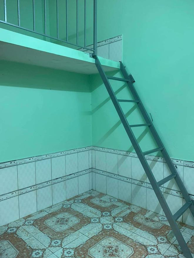 Cho đến khi chủ cửa hàng xe máy từng cho nam sinh trả góp xe đến tìm, đòi nốt số tiền còn lại, chủ nhà sinh nghi mới vội vàng tới xem phòng.