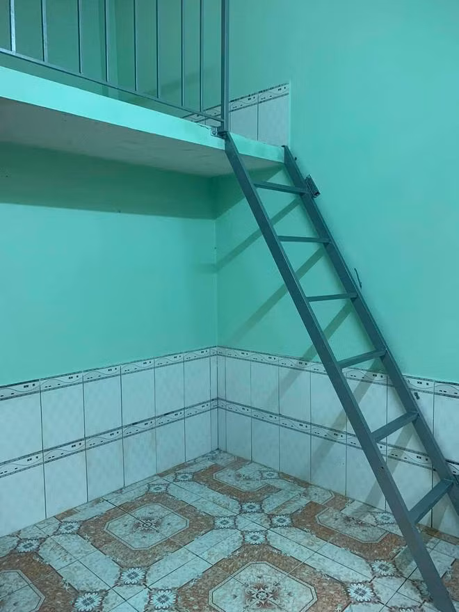 Cho đến khi chủ cửa hàng xe máy từng cho nam sinh trả góp xe đến tìm, đòi nốt số tiền còn lại, chủ nhà sinh nghi mới vội vàng tới xem phòng.