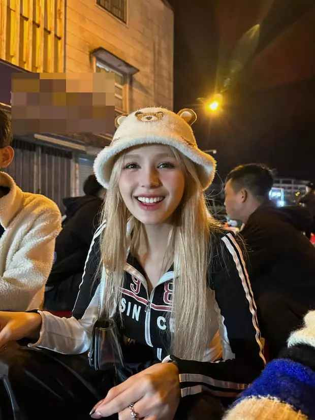  Xoài Non (tên thật là Phạm Thu Trang, sinh năm 2002) vốn nổi tiếng với nhan sắc bất chấp cam thường. Chính vì vậy, mỗi bức hình mà cô nàng đăng lên đều nhận về sự chú ý.