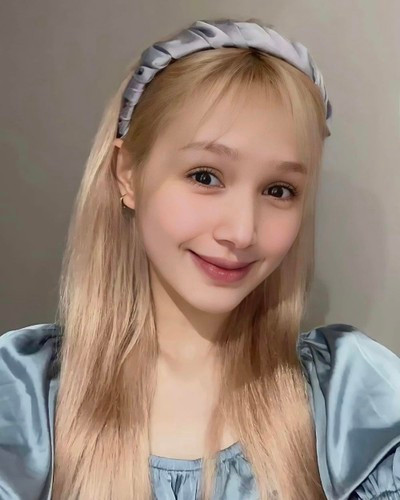 Dù là trên sóng truyền hình, chụp với cam thường hay để mặt mộc không son phấn, hot girl cũng luôn xuất hiện với vẻ ngoài rạng rỡ, chứng minh vẻ đẹp sẵn có, "hàng thật giá thật" của mình.