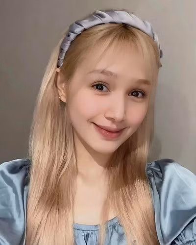 Dù là trên sóng truyền hình, chụp với cam thường hay để mặt mộc không son phấn, hot girl cũng luôn xuất hiện với vẻ ngoài rạng rỡ, chứng minh vẻ đẹp sẵn có, "hàng thật giá thật" của mình.