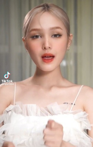 Là vợ "streamer giàu nhất Việt Nam", nhưng ở tuổi 20, Xoài Non vẫn tích cực kiếm tiền bằng cách "lấn sân" sang nhiều lĩnh vực như diễn viên, kinh doanh.