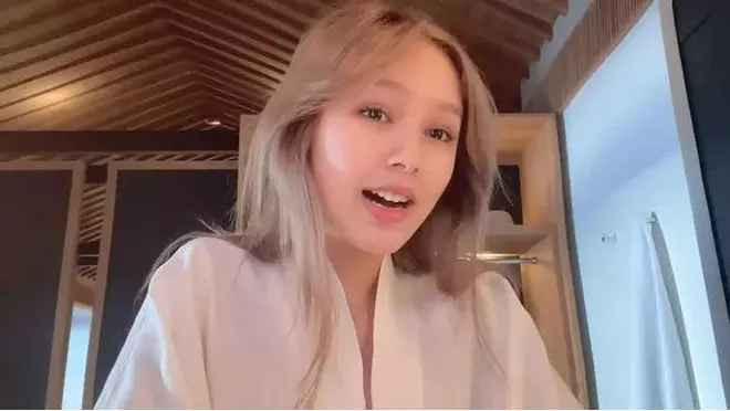 Dù chỉ đi dạo chợ đêm và chụp ảnh dưới điều kiện thiếu sáng, Xoài Non vẫn khiến nhiều người khen ngợi với nhan sắc nổi bật rạng rỡ, sáng bừng cả một góc chợ.