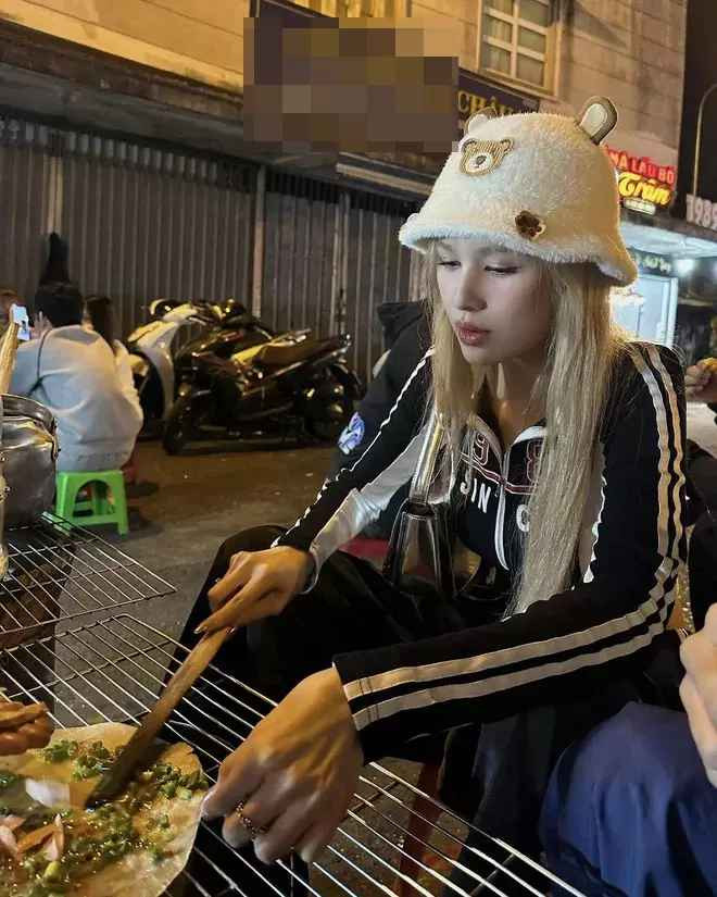 Mới đây, Xoài Non đăng tải loạt hình ảnh đi dạo chợ đêm cùng bạn bè. Trong ảnh, gái xinh Gen Z này vẫn xuất hiện với phong cách thường thấy.