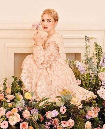 Sở hữu đường nét như Tây, làn da trắng, ngũ quan hài hòa, người đẹp chỉ cần make up nhẹ nhàng cũng đủ gây thương nhớ.