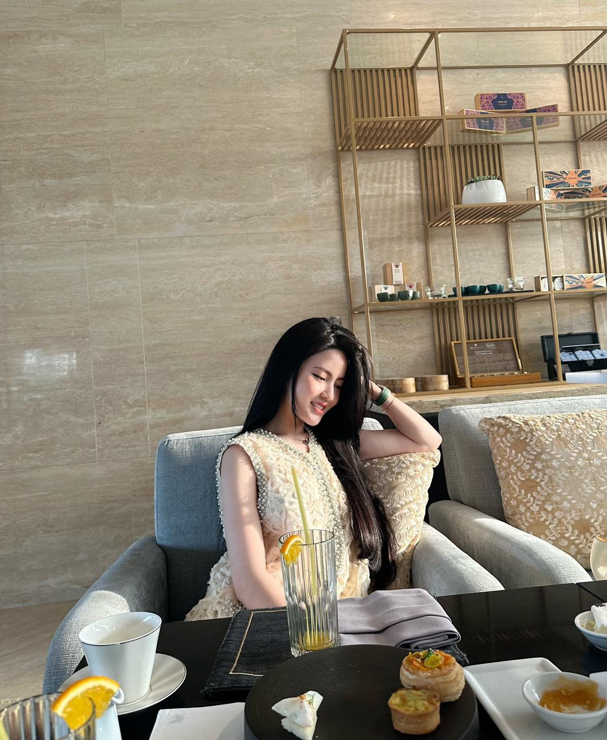 Trước đó, khi Quang Hải còn thi đấu ở châu Âu trong màu áo của Pau FC, Thanh Huyền cũng từng có thời gian dài sang Pháp để tiện chăm sóc, động viên bạn trai cầu thủ.