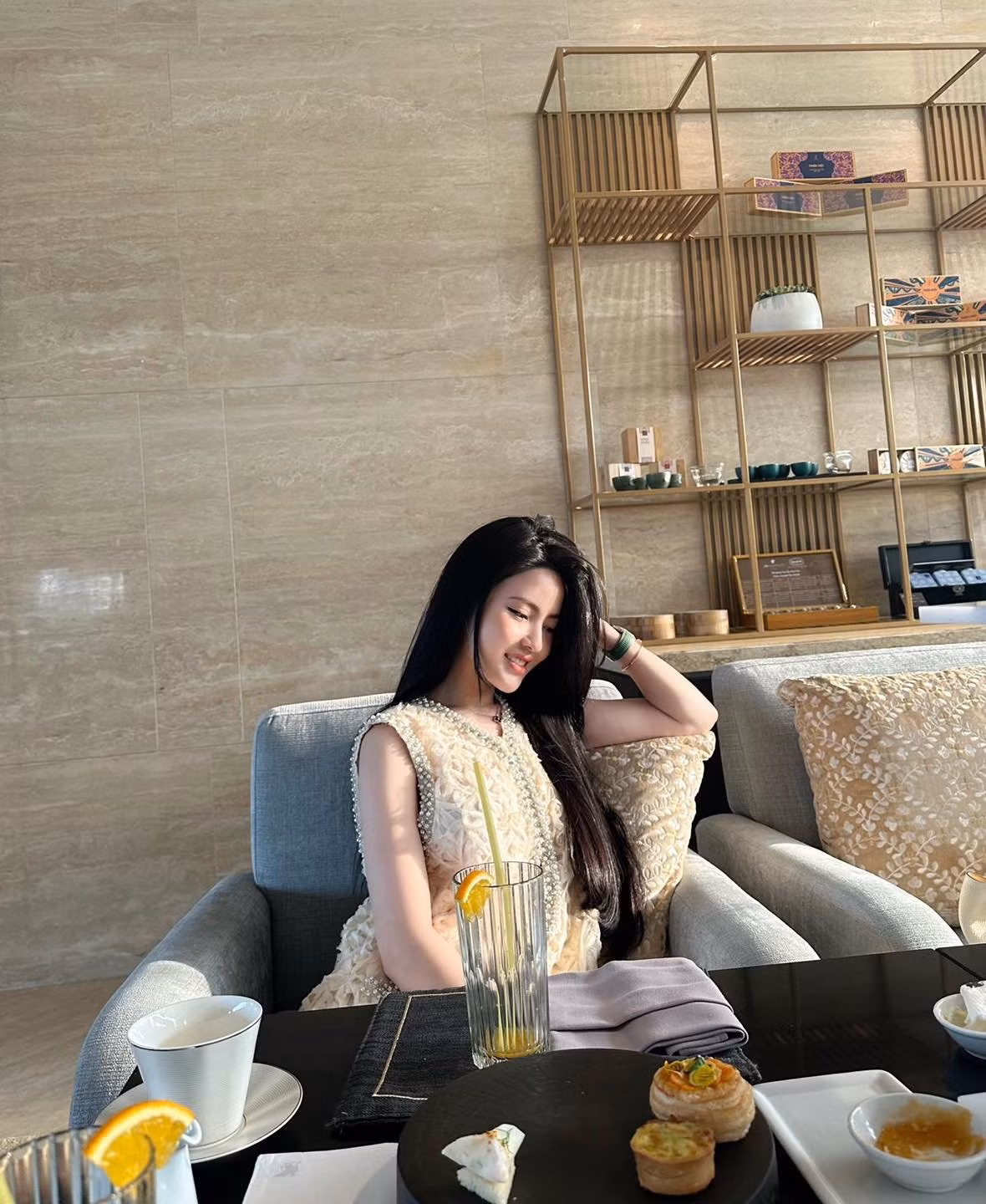 Trước đó, khi Quang Hải còn thi đấu ở châu Âu trong màu áo của Pau FC, Thanh Huyền cũng từng có thời gian dài sang Pháp để tiện chăm sóc, động viên bạn trai cầu thủ.