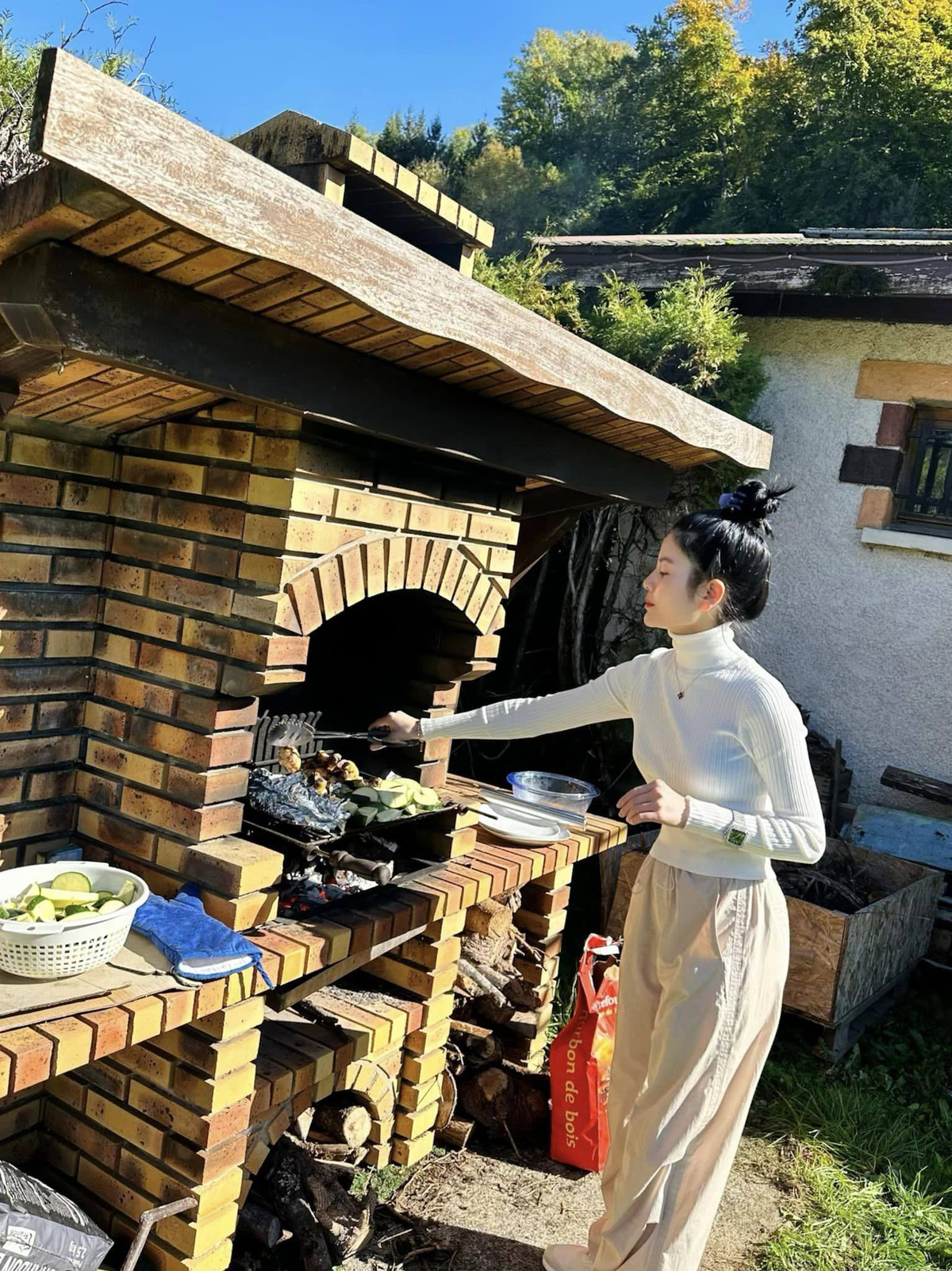 Ở chiều ngược lại, Quang Hải cũng luôn hết sức yêu chiều bạn gái. Mới đây, trên trang cá nhân, Chu Thanh Huyền đã chia sẻ đoạn video cô được bạn trai cầu thủ nổi tiếng tặng món quà cực xịn sò trong dịp sinh nhật lần thứ 23.