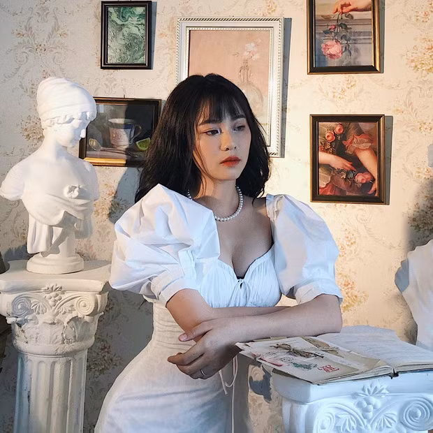 Misthy chú thích trên kênh YouTube: "Qua một mùa dịch stress quá nên phải trùng tu gấp cái vòng 1 để cảm thấy tự tin hơn. Mọi người nghĩ sao về sự thay đổi mới này của tui nè".