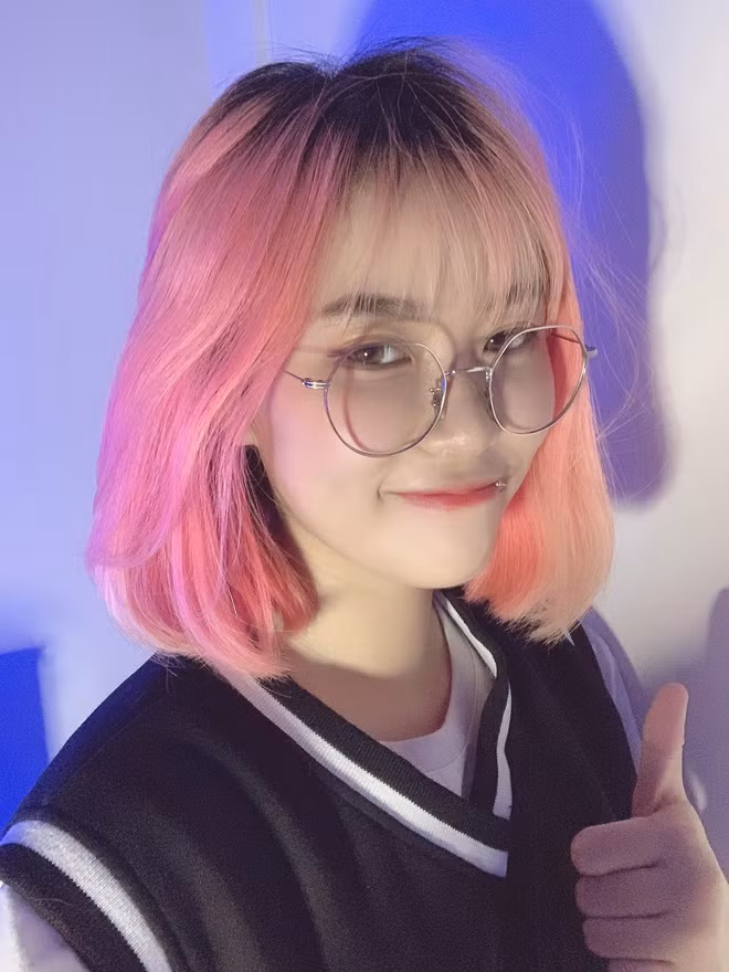 Ngoài ra, một số cư dân mạng cũng đã bày tỏ sự bất ngờ trước ngoại hình khác lạ của Misthy. Bởi, trước đó cô nàng thường xuyên gây ấn tượng bằng hình ảnh năng động, khỏe khoắn không quyến rũ và gợi cảm như trong video.