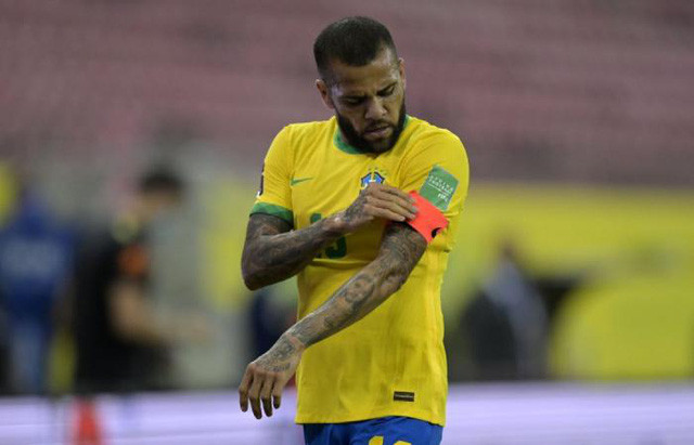 Alves, 39 tuổi, bỏ lỡ World Cup 2018 vì chấn thương. Với lão tướng này, việc tái hiện những pha bứt tốc bên cánh phải hay dứt điểm một chạm uy lực là điều không tưởng. Nhưng bù lại, sự quyết liệt trong mỗi pha tranh chấp, kinh nghiệm cản phá của anh vẫn hữu ích cho tuyển Brazil.