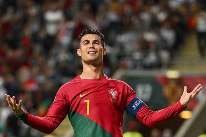 Nổi tiếng với cá tính chinh phục, Ronaldo vẫn muốn trở thành siêu sao duy nhất trong lịch sử bóng đá Bồ Đào Nha. Anh muốn vượt qua tầm ảnh hưởng của Figo trước đây, thậm chí là huyền thoại Eusebio hay rộng ra là những nhà vô địch vĩ đại trong lịch sử World Cup. Đó là viễn cảnh khó có thể xảy ra, nhưng đó mới là Ronaldo - sinh ra để làm những điều không tưởng.