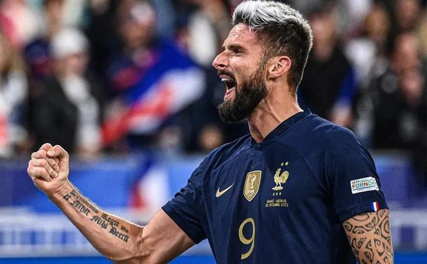 Trong chiến thắng 3-1 trước Ba Lan, Giroud, 36 tuổi 35 ngày, trở thành cầu thủ ghi bàn nhiều tuổi thứ 5 trong lịch sử World Cup.