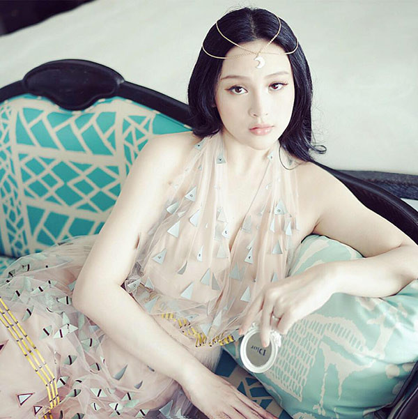 Thậm chí, Huyền Baby không ngại "đọ dáng" cùng hội chị em bạn thân.