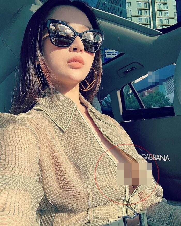 Thậm chí, nhiều người còn nhận xét, vòng 1 của hot girl Huyền Baby khiến chủ nhân buổi tiệc là Emily bị lép vế hoàn toàn.