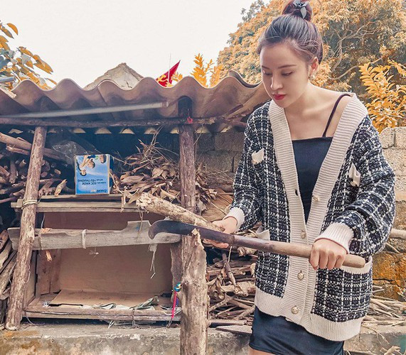 Bà Tưng "nổi như cồn" cách đây nhiều năm với một clip nhảy gợi cảm. Sau đó, cô liên tục đăng ảnh hở bạo, phát ngôn gây sốc.