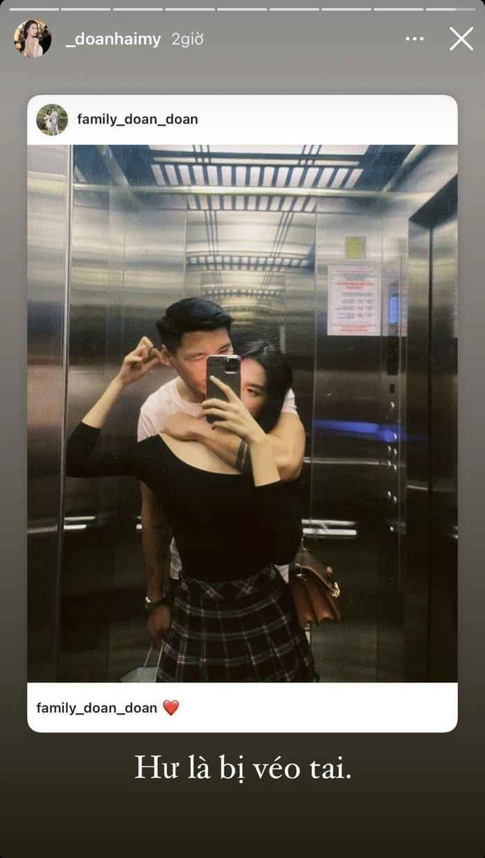 Đoàn Văn Hậu ngọt ngào áp má vào Doãn Hải My, trong khi cô dùng tay sờ tai bạn trai.