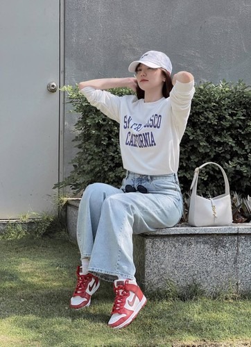 Cách đây chưa lâu, người hâm mộ lan truyền khoảnh khắc đóng quảng cáo của Hải Tú vào 8 năm trước. Thời điểm này, cô ghi điểm với vẻ ngoài trong trẻo, thanh thuần.