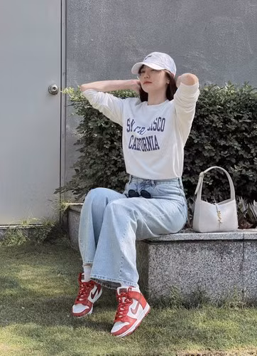 Cách đây chưa lâu, người hâm mộ lan truyền khoảnh khắc đóng quảng cáo của Hải Tú vào 8 năm trước. Thời điểm này, cô ghi điểm với vẻ ngoài trong trẻo, thanh thuần.