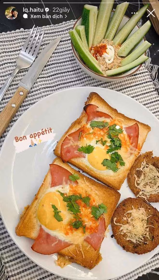 Trong những hình ảnh được chia sẻ trước đây, Hải Tú khoe nhiều bữa sáng kiểu châu Âu với bánh mì, trứng, thịt nguội, trứng ốp và salad.