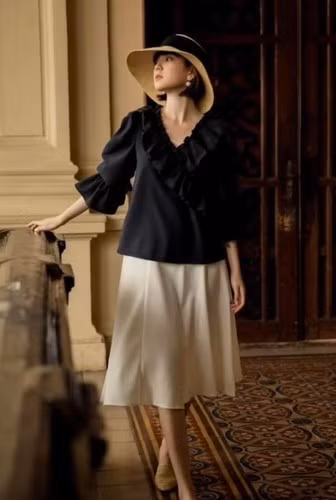 Dù chỉ trang điểm nhẹ nhàng, song hot girl 9x vẫn gây thương nhớ bởi ngũ quan hài hòa và làn da trắng mịn màng.