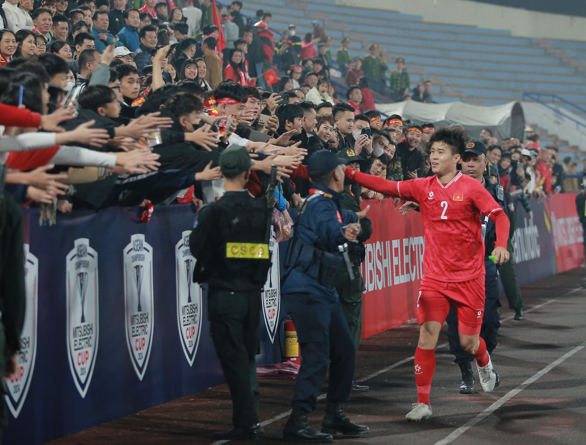 Hình ảnh Duy Mạnh chạm tay NHM trước khi rời vào đường hầm để cùng các đồng đội trở về khách sạn sau chiến thắng cực đậm trước Myanmar.