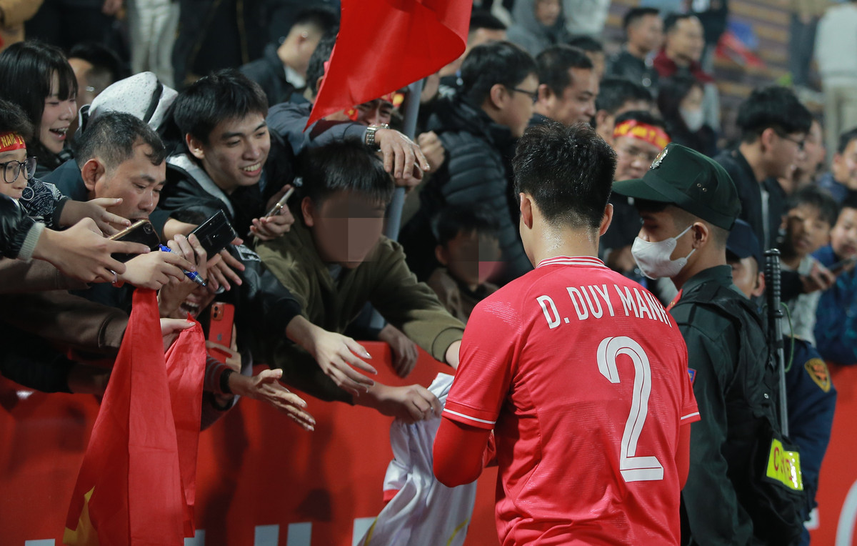 Chưa dựng lại, Duy Mạnh chứng tỏ mình là "cầu thủ chiều fan số 1 Việt Nam" khi anh đã nán lại sân rất lâu để chụp ảnh chung và ký tặng áo cho NHM.