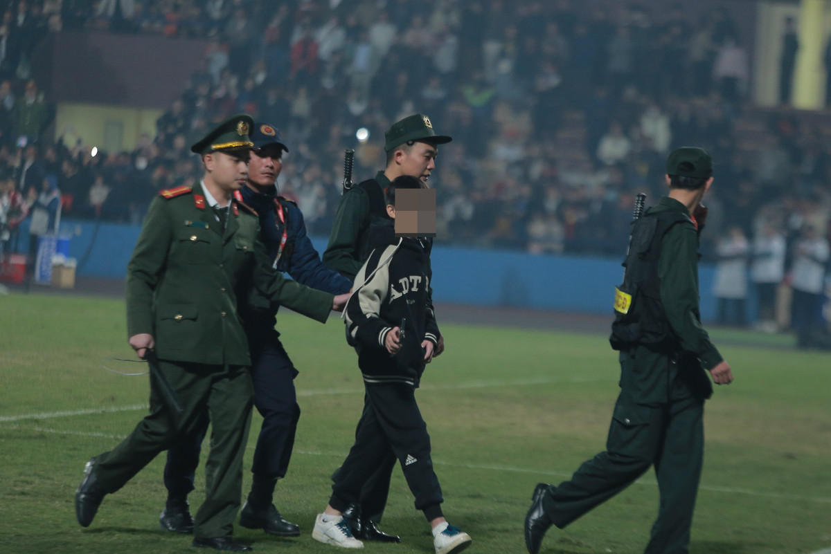 Sau đó, fan nhí này đã được các nhân viên an ninh đưa ra khỏi sân, về khu vực khán đài.