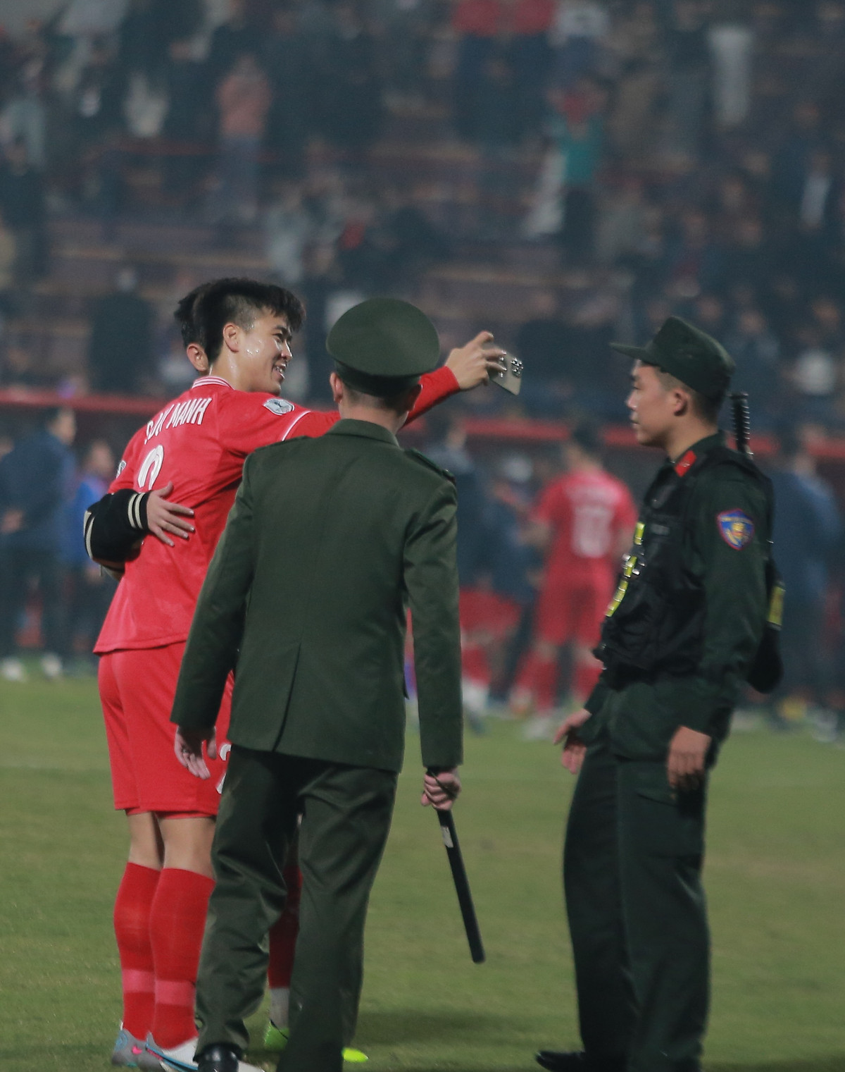 Cụ thể, khi phát hiện ra sự việc, Duy Mạnh và Tiến Linh đã xin các nhân viên an ninh để fan nhí chụp ảnh chung với mình, dù điều này có thể khiến BTC bị khiển trách.