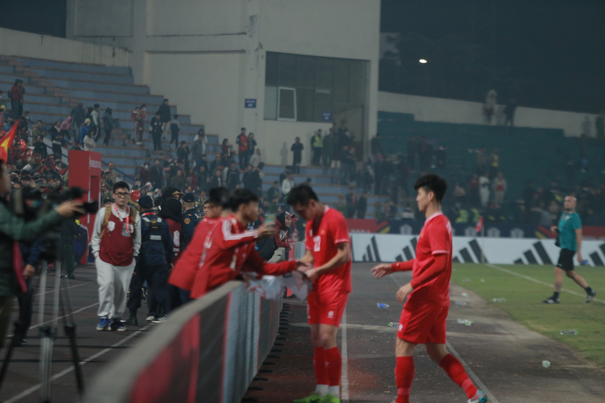 Chứng kiến đồng đội Tiến Linh đang ký tặng áo cho các cậu bé nhặt bóng, Duy Mạnh đã chủ động tiến lại và chụp ảnh chung.