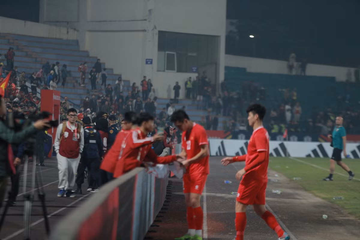 Chứng kiến đồng đội Tiến Linh đang ký tặng áo cho các cậu bé nhặt bóng, Duy Mạnh đã chủ động tiến lại và chụp ảnh chung.