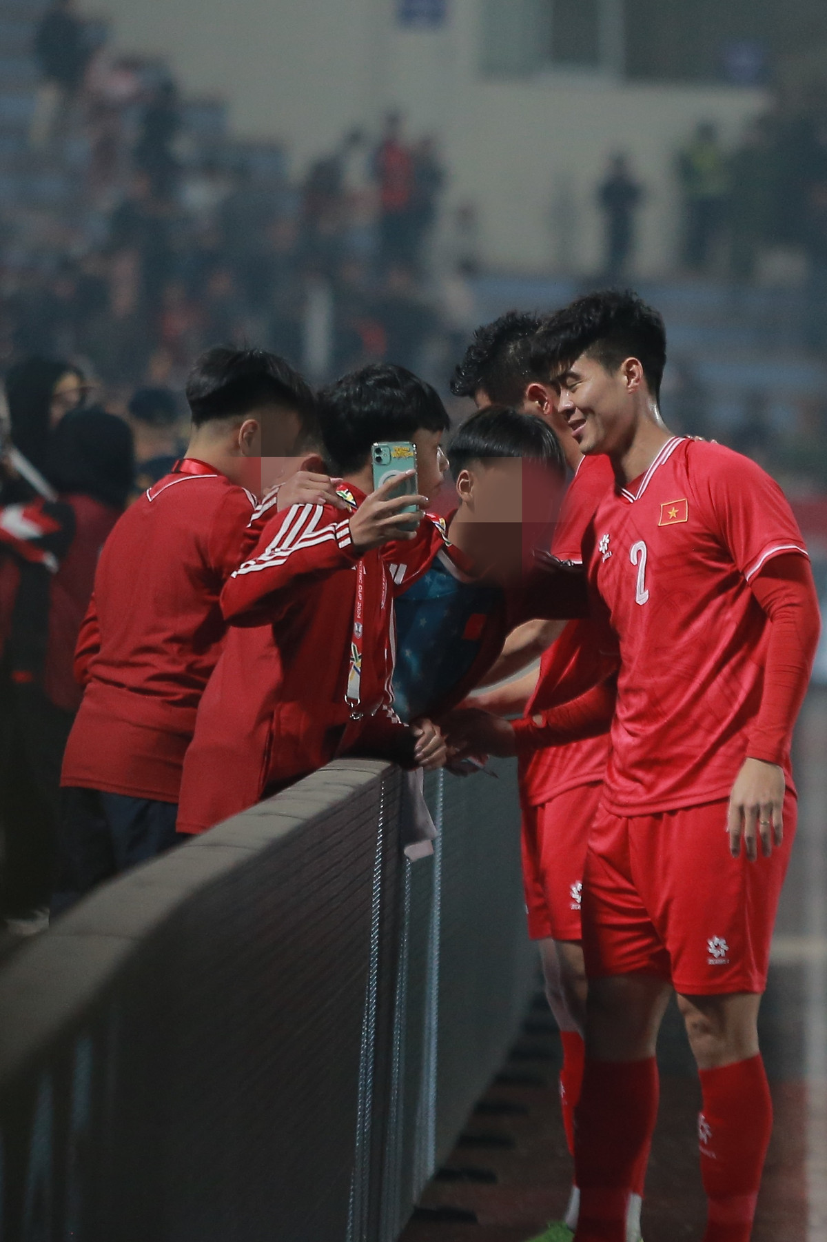 Những cậu bé nhặt bóng trận đấu tối ngày 21/12 có lẽ sẽ có 1 đêm mất ngủ khi được xin chữ ký, chụp ảnh chung với những cầu thủ nổi tiếng của ĐT Việt Nam.
