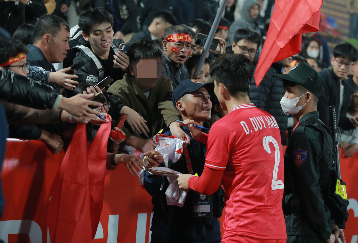 Dù bị nhân viên an ninh nhắc nhở nhưng với tình yêu của NHM, Duy Mạnh đã nán lại ký tặng nốt trước khi tiến vào đường hầm SVĐ Việt Trì.