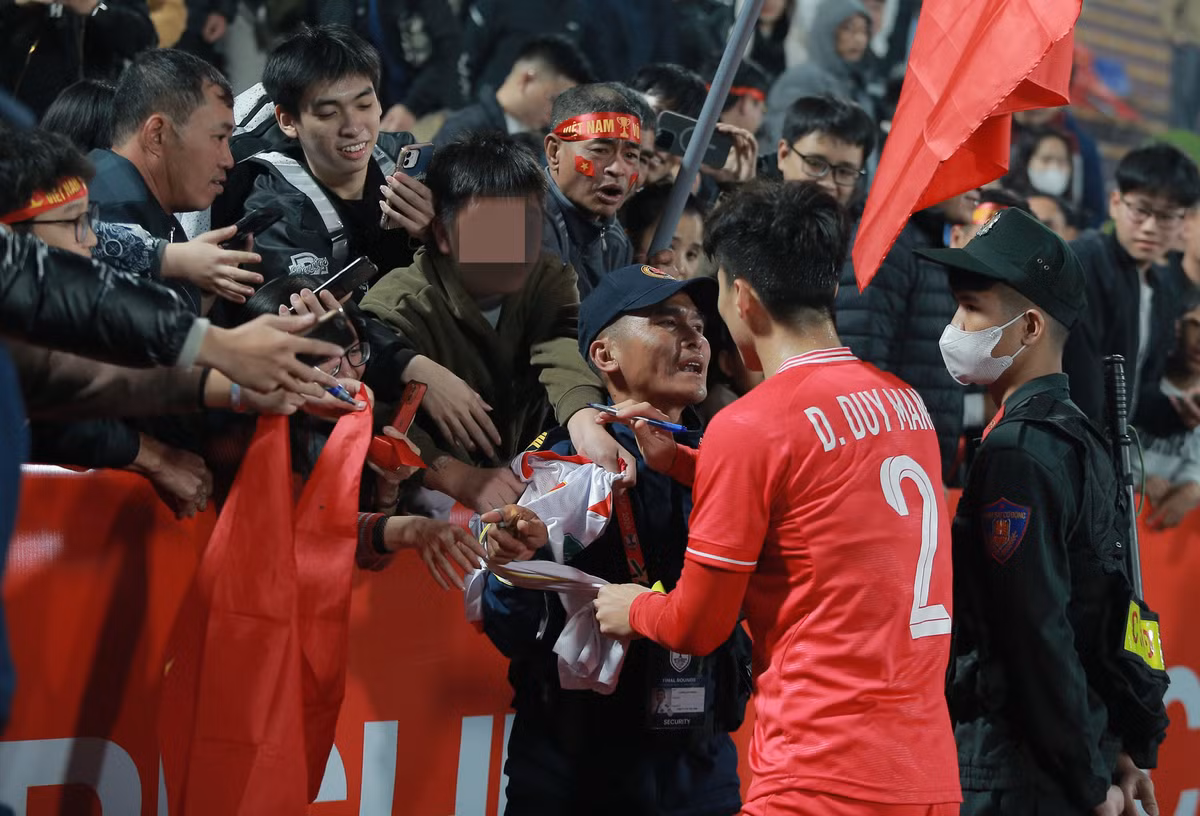 Dù bị nhân viên an ninh nhắc nhở nhưng với tình yêu của NHM, Duy Mạnh đã nán lại ký tặng nốt trước khi tiến vào đường hầm SVĐ Việt Trì.