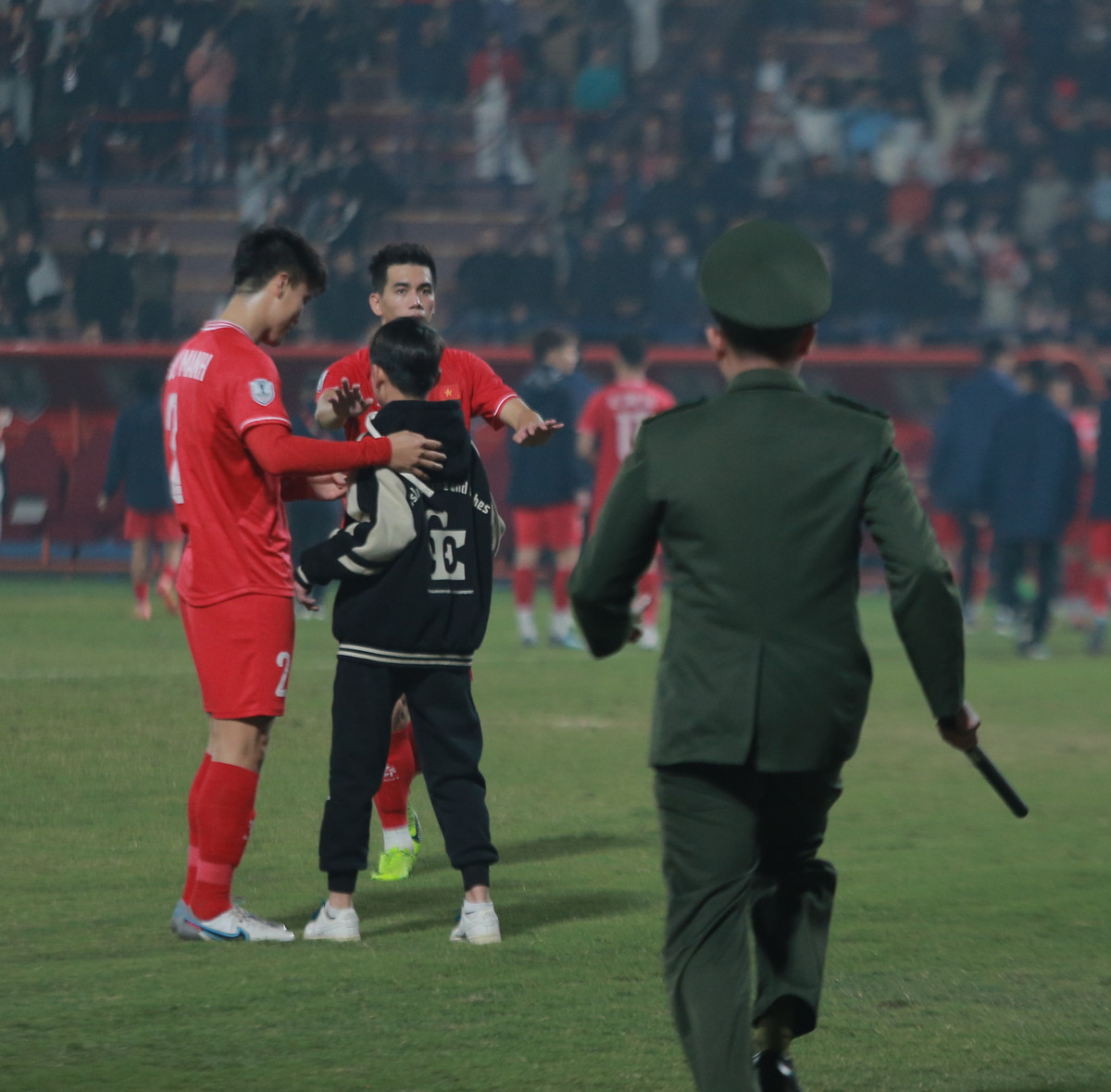 Sau chiến thắng 5-0 của ĐT Việt Nam trước Myanmar để đoạt tấm vé vào bán kết AFF Cup 2024, trong khi các cầu thủ đang đi cảm ơn khán giả đã tới SVĐ Việt Trì cổ vũ, 1 fan nhí đã vượt rào lao vào sân xin chụp ảnh chung. Phát hiện ra sự việc, đội trưởng Duy Mạnh và tiền đạo Tiến Linh đã có hành động được đánh giá "điểm 10".