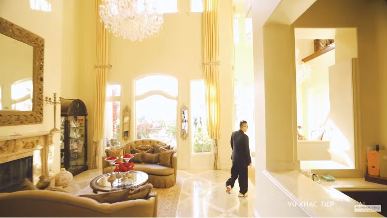 Trong vlog của Vũ Khắc Tiệp, người xem có thể thấy một phần của căn biệt thự 800 tỷ, nơi Mimi Morris đang sống.